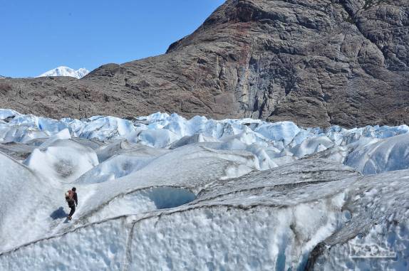 Nossos guias procuram um local apropriado para nosso curso de escalada no gelo no glaciar Viedma, no Parque Nacional Los Glaciares, região de El Chaltén, no sul da Argentina
